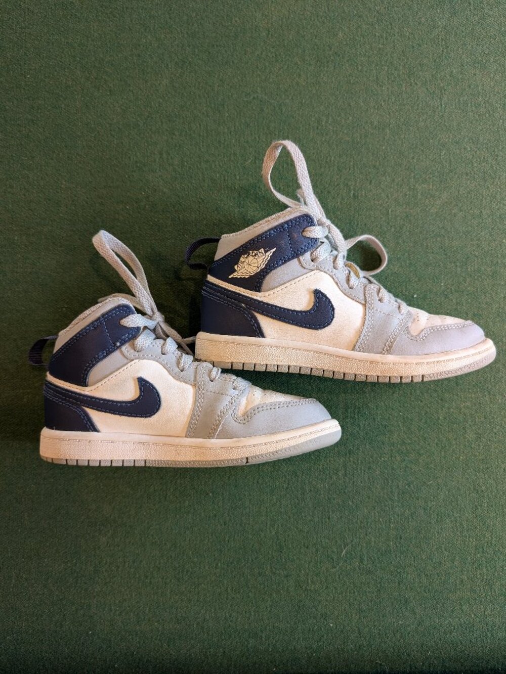 Boy's Nike Air Jordans Navy, White, Gray Size 11 💙